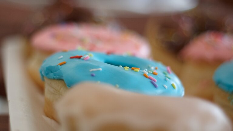 Foto von einem bunten Donut. | © unsplash
