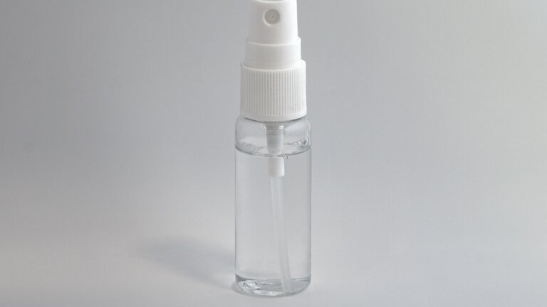 Un spray avec un liquide translucide comme contenu.  | © Unsplash