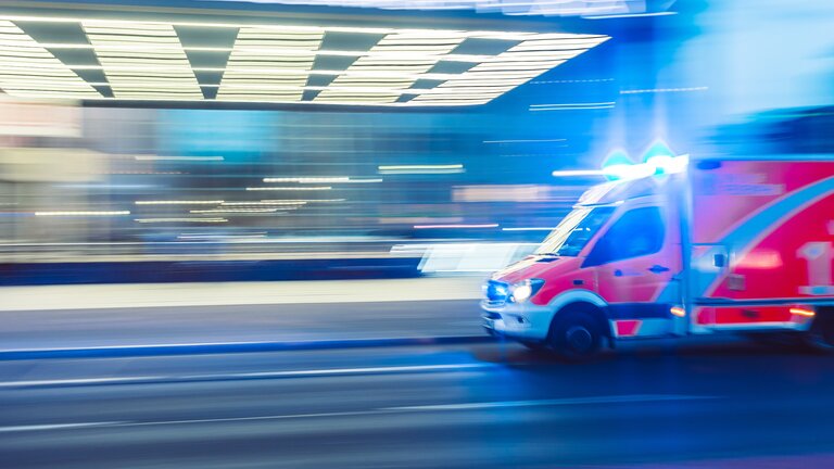 Ein Krankenwagen fährt mit hoher Geschwindigkeit | © pixabay
