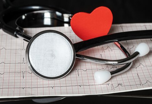 Stethoskop mit Herz und EKG. | © pixabay