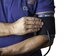Bild eines Mannes, der eine Blutdruckmanschette trägt. | © pixabay