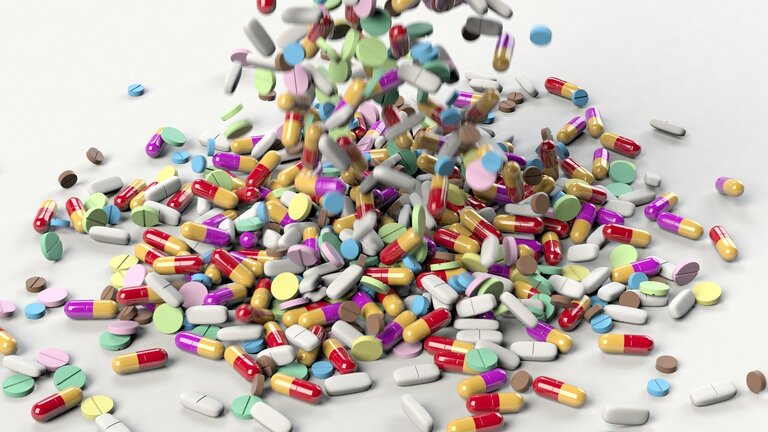 Foto von vielen bunten Pillen und Kapseln auf weissem Grund. | © pixabay