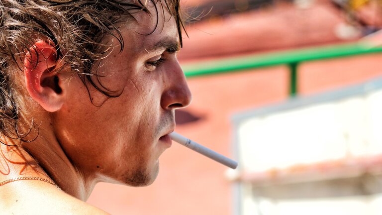 Mann mit Zigarette im Mund.  | © Pixabay