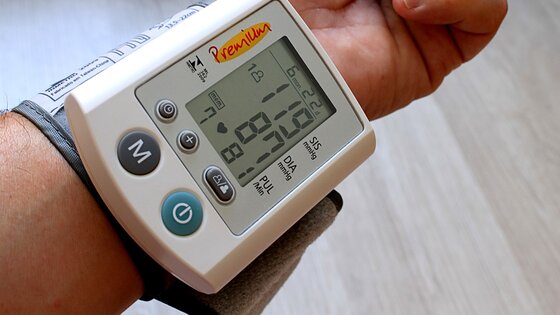 Ein Blutdruckmessgerät wird an den Arm einer Person geschnallt, um ihren Blutdruck zu messen. | © pixabay
