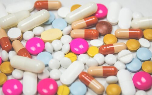 Foto von vielen bunten Medikamenten und Pillen auf einem Haufen. | © unsplash