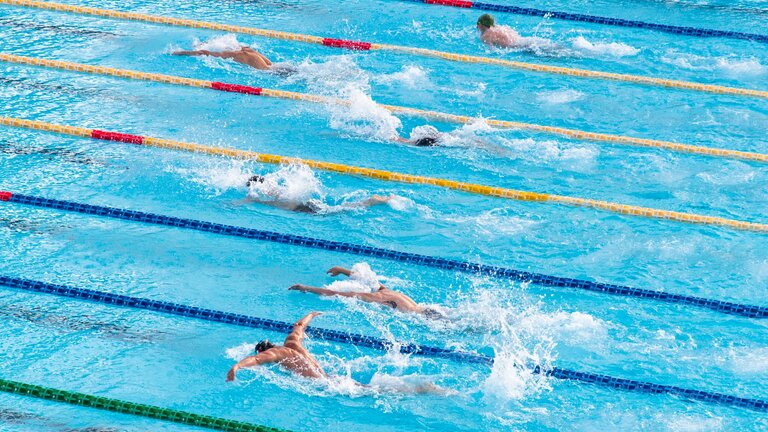 Foto einer Schwimmbahn mit Schwimmern. | © unsplash