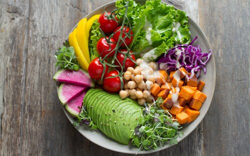 Eine Schale voller Salat und Gemüse. | © unsplash
