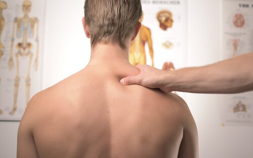 Nacken- und Schulterbehandlung beim Physiotherapeuten | © unsplash