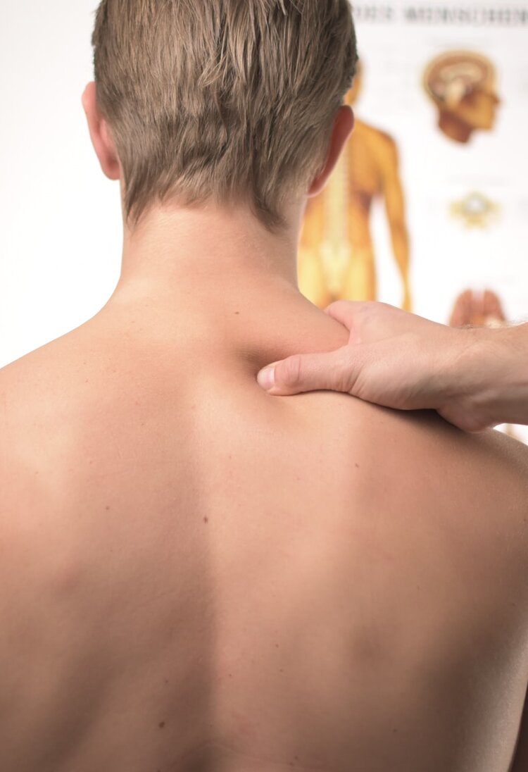 Nacken- und Schulterbehandlung beim Physiotherapeuten | © Jesper Aggergaard/unsplash