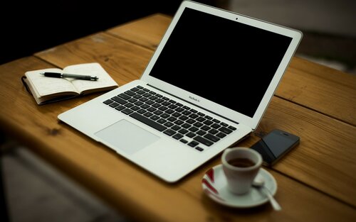 Foto eines Schreibtisches aus Holz, darauf ein Laptop. | © pixabay