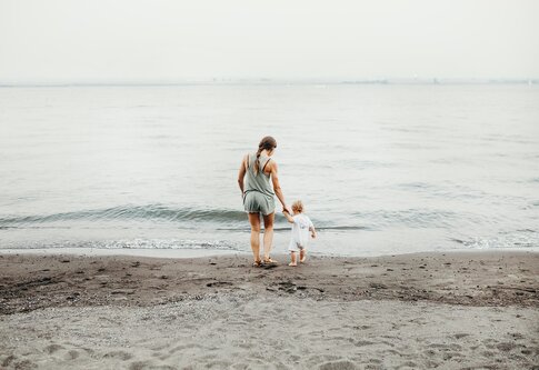 Une femme avec un petit garçon au bord de la mer. | © unsplash