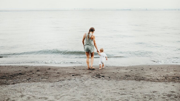 Eine Frau mit einem kleinen Jungen am Meer. | © unsplash