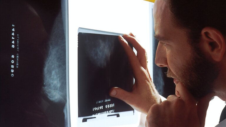 Bild eines Arztes, der ein Röntgenbild anschaut. | © unsplash