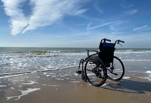 Photo d'un fauteuil roulant sur la plage. | © unsplash