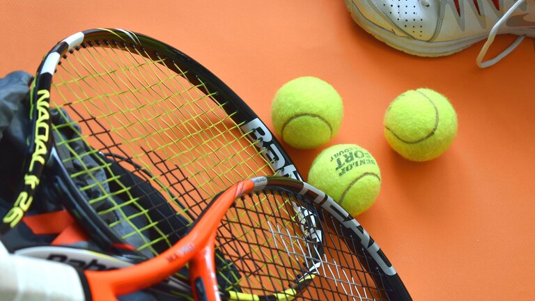 Ein Tennisschläger und ein Tennisball. | © pixabay