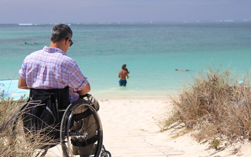 Mann im Rollstuhl am Strand | © pixabay