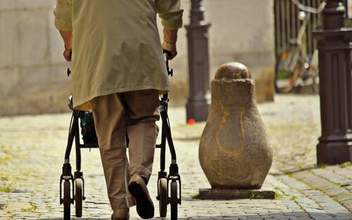 Alter Mann, der mit einem Rollator geht. | © pixabay