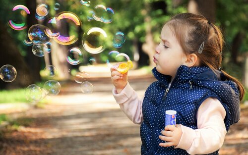 Kleines Mädchen macht Seifenblasen. | © pixabay