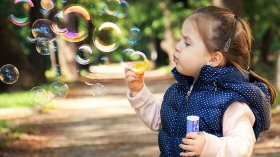 Kleines Mädchen macht Seifenblasen. | © Pixabay