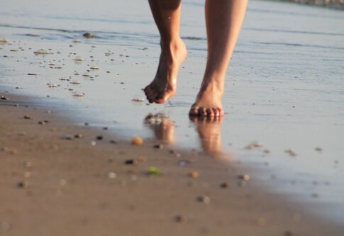 Die Füsse von jemandem, der am Strand läuft | © pixabay