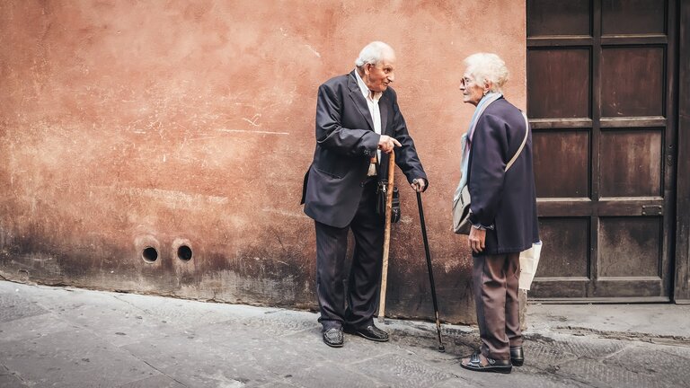 Zwei ältere Menschen im Gespräch. | © unsplash