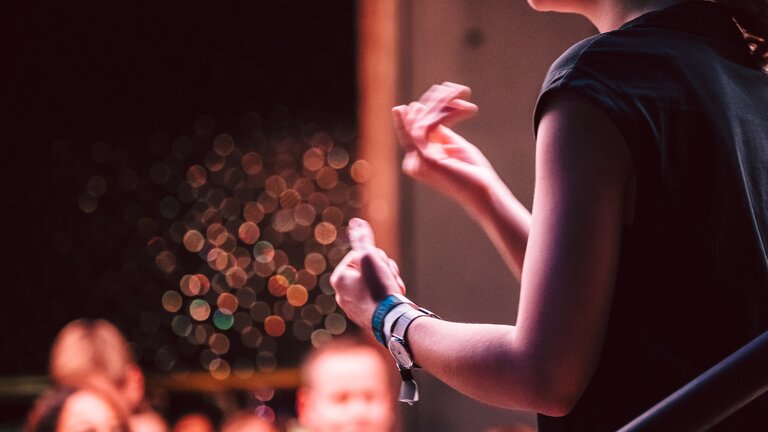 Un interprète en langue des signes traduit lors d'un événement. | © Gesellschaftsbilder.de 