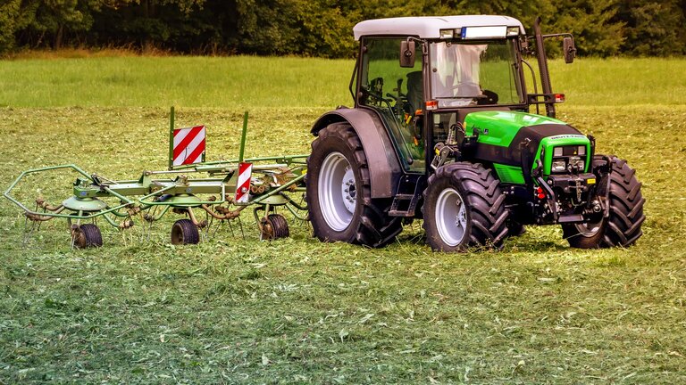 Ein Traktor bei der Arbeit auf einem Feld. | © Pixabay