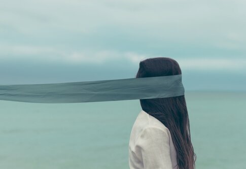 Une jeune fille voilée se tient au bord de la mer. | © unsplash