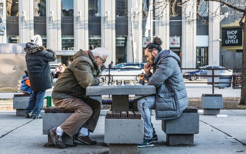 Zwei Personen spielen Schach.  | © unsplash