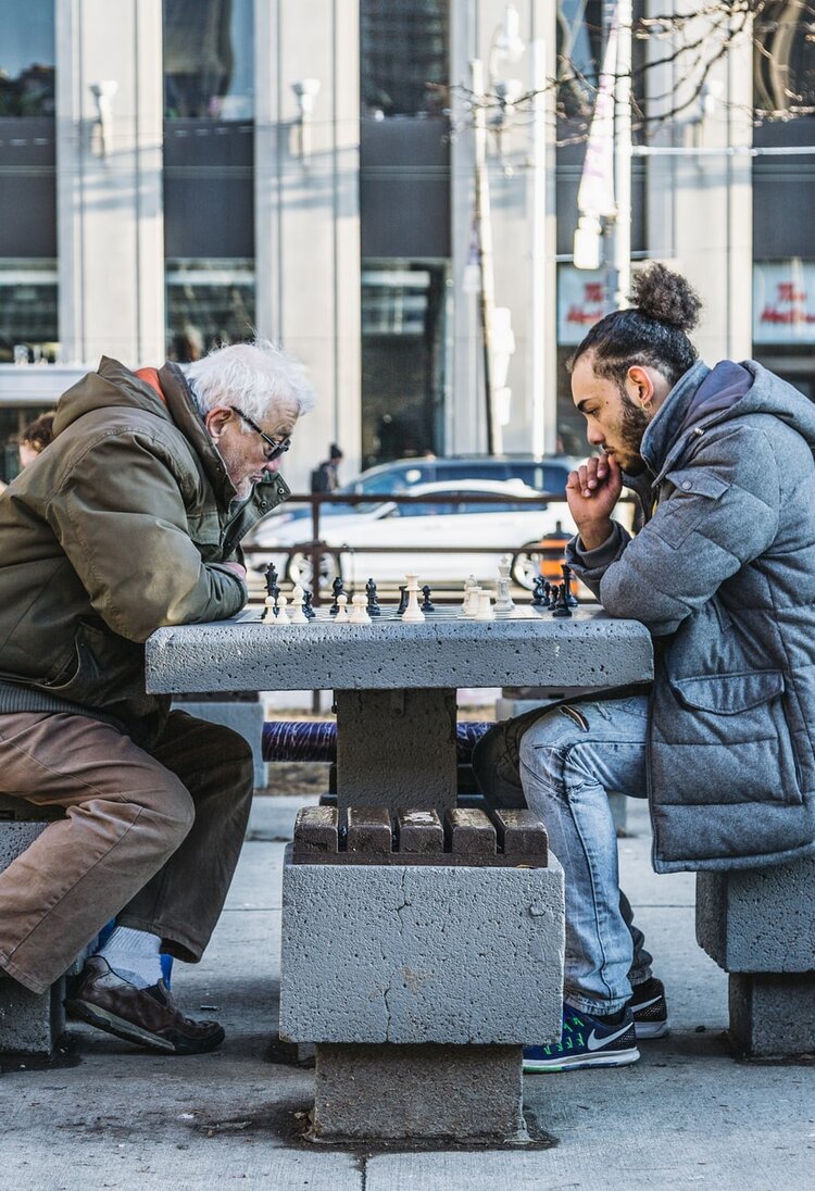 Zwei Personen spielen Schach.  | © Unsplash