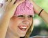 Ein lachendes Mädchen mit rosa Strickmütze. | © pixabay