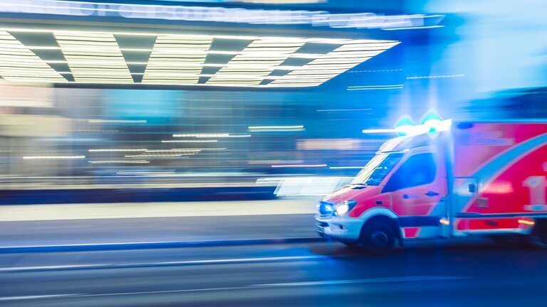 Foto eines Krankenwagens, der mit Blaulicht fährt. | © unsplash