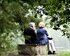 Ein älteres Paar sitzt auf einer Bank am See.  | © unsplash