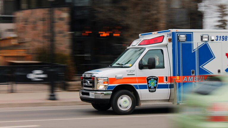 Krankenwagen fährt schnell auf der Strasse.  | © Unsplash