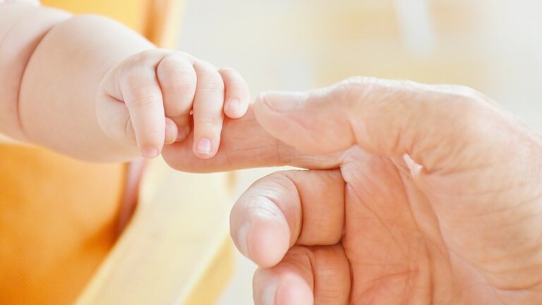 Hand eines Babys greift nach d eines Elternteils.  | © pixabay
