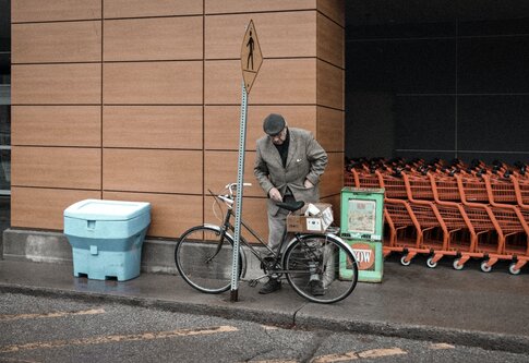 Ein alter Mann macht sich bereit, auf sein Fahrrad zu steigen. | © unsplash