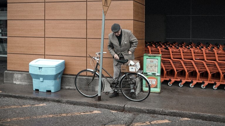 Un vieil homme se prépare à monter sur son vélo. | © unsplash