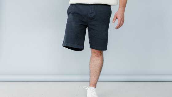 Mann in kurzen Hosen mit nur einem Bein. | © Pexels / Mart Production