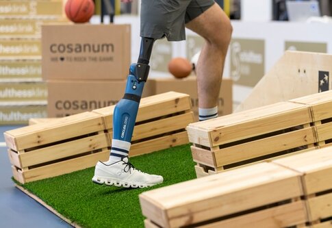 Person mit Beinprothese bewältigt Parcours beim CYBATHLON. | © CYBATHLON