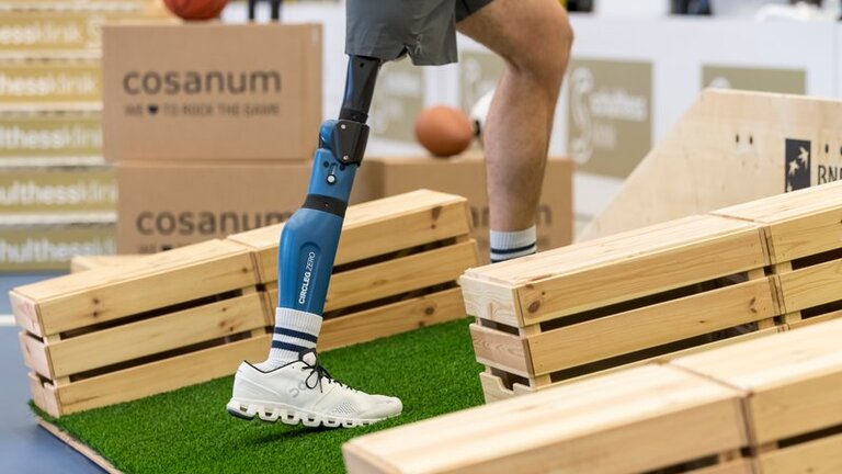 Person mit Beinprothese bewältigt Parcours beim CYBATHLON. | © CYBATHLON