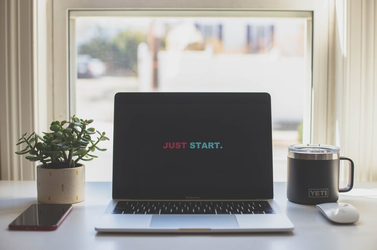Ordinateur portable qui dit «Just Start» sur l'écran. | © Unsplash