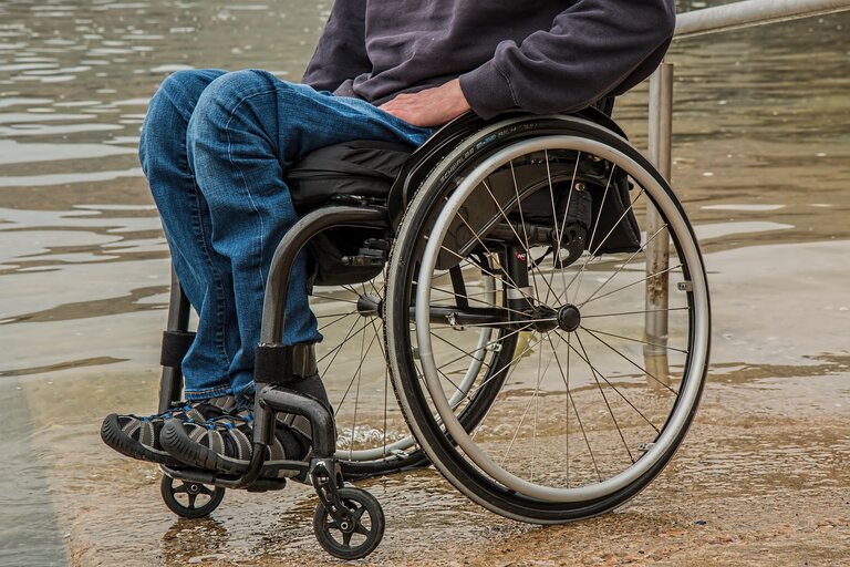 Mann im Rollstuhl am Wasser. | © pixabay