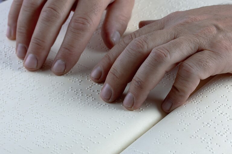Hände erfassen Braille-Schrift. | © pixabay