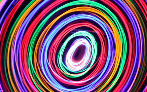 Ein Kreis aus verschiedenfarbenen Lichtern. | © unsplash