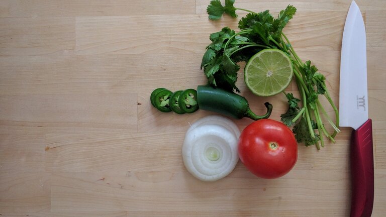 Messer mit geschnittenem Gemüse daneben | © unsplash