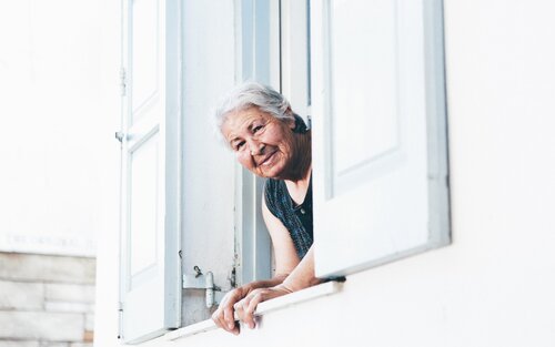 Ältere Frau schaut aus dem Fenster ihres Zuhauses. | © pexels