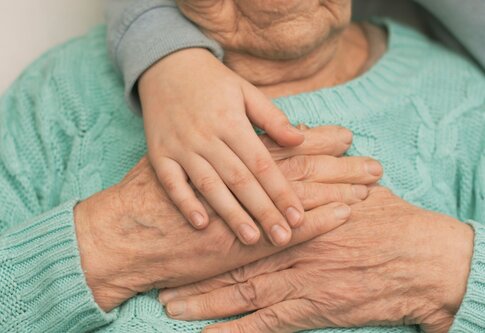 Jüngere Person umarmt ältere | © pexels