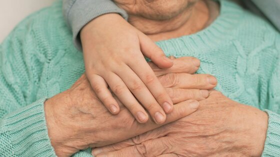 Jüngere Person umarmt ältere | © envato