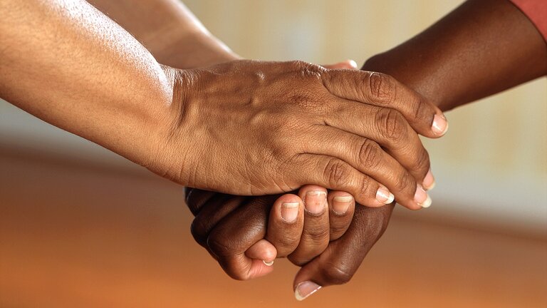 Deux personnes se tenant la main | © pixabay