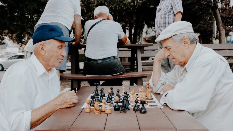 Zwei Senioren spielen Schach.  | © unsplash